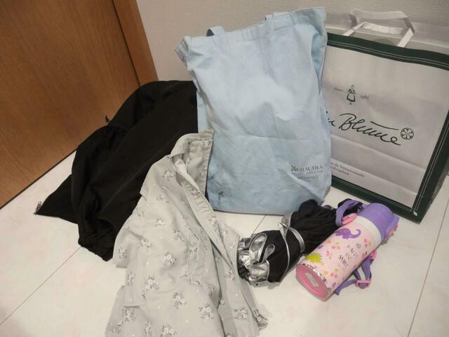 【ベルメゾン／モッテミー　荷物持ちリュック】手に持つとずっしり重いアウターや水筒、紙袋など6点をリュックのカラビナにかけてみると…⇒