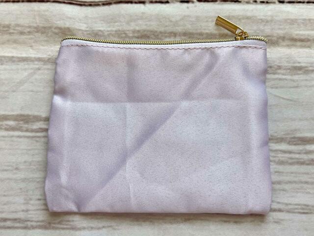 【MORE（モア）9・10月合併号】バックはシンプルな無地