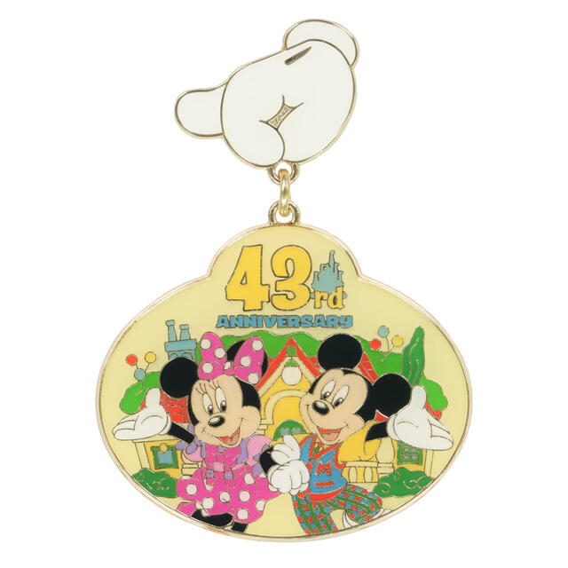 ピンバッジ 1,400円｜東京ディズニーランド開園43周年を記念したグッズ｜販売店舗：東京ディズニーランド「ギャグファクトリー／ファイブ・アンド・ダイム」｜発売日：2026年4月15日（水）
