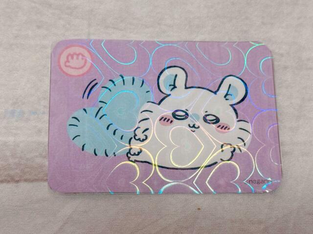 【ちいかわ キラだッッ ホログラムカードメーカー】夜更かしを企むモモンガ。ぶりっ子なモモンガにぴったりなハート模様をチョイス!