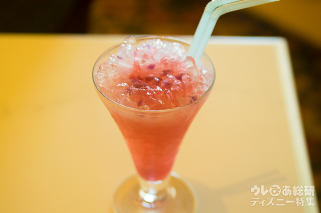 “ディズニー夏祭り”スペシャルノンアルコールカクテル 1,240円｜東京ディズニーランドホテル「シャーウッドガーデン・レストラン」