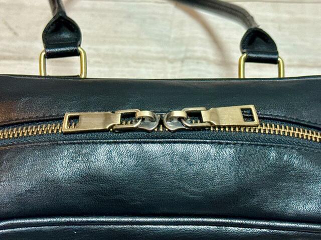 ファスナーや引き手もアンティークゴールド！