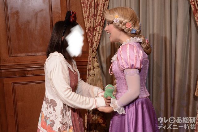 顔を隠していますが、とびっきりの笑顔でラプンツェルと話しています