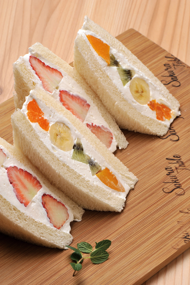 イチゴやバナナがゴロゴロ＆クリームもパンもフワッフワのフルーツサンド864円は数量限定メニュー｜Sakura Table by the River