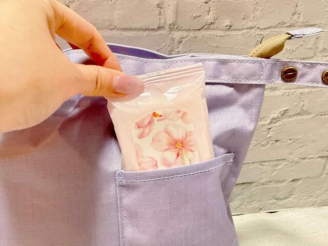 【カルディ 春を感じるコーヒー＆ランチバッグ】フロントポケットはウェットティッシュを入れるのにおすすめです♪