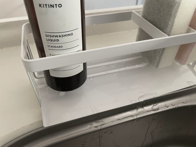 【tower 水が流れるスポンジ＆ボトルホルダー】ボトルやスポンジの水滴がポタポタと流れていきます