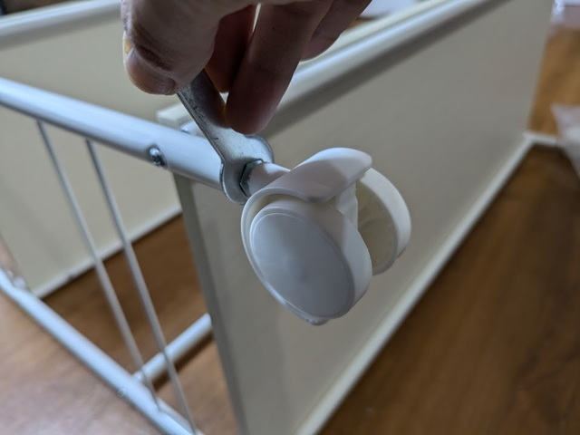 【ニトリ マルチラック（リモブ2 奥行73cm）】キャスターは付属の小型スパナで締め上げます