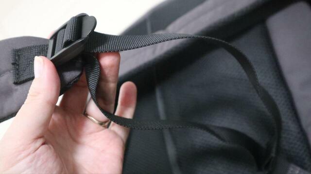 【anello GRANDE（アネロ グランデ） トート型リュック CABIN】ショルダーベルトの調整で余ったベルトは左右に垂れ下がらないようになっています◎