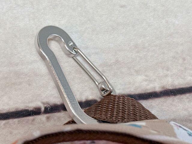 上部にはカラビナ付きで、バッグにつけたりすることも可能