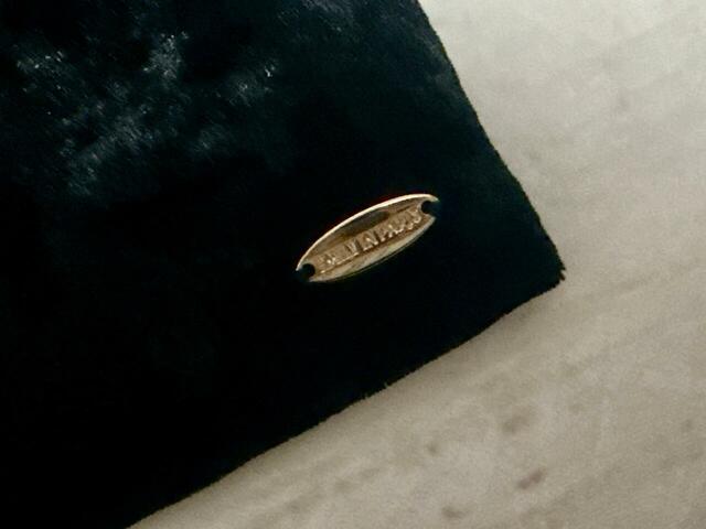 フロント右下には、『EMILY IN PARIS』のロゴ入りゴールドプレート付きなのがうれしいポイント！