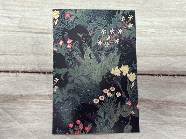 夜の森にひっそりと隠れる黒猫が可愛い柄。筆者イチオシの柄です!