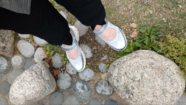 【GLOBAL WORK エアかるクッションコードスニーカー】ソールに厚みがあるため、デコボコ道でもスイスイ歩けます！