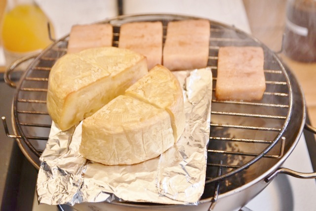 カマンベールを燻製に!