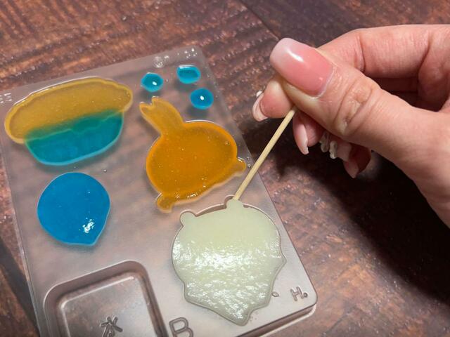 固まったら、爪楊枝で端を捲るように取り外します