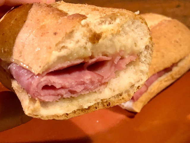 【スターバックスコーヒー　ハム&マリボーチーズ石窯フィローネ】生地に染み込んだオリーブオイルの風味もイイ