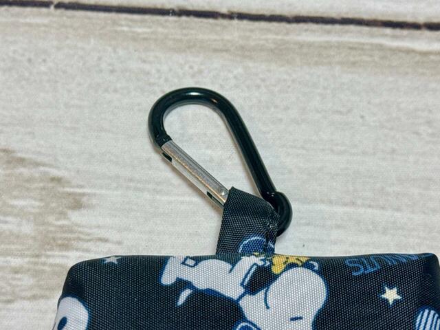 ポーチの上部にはカラビナ付き