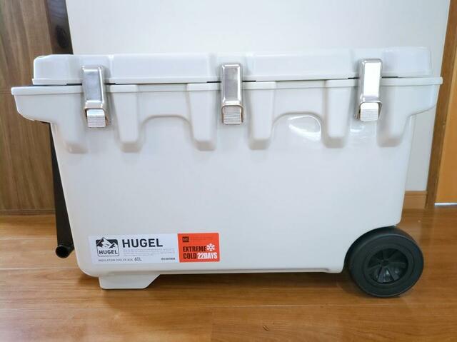 【アイリスオーヤマ HUGEL 真空断熱クーラーボックス60L】容量20L、40L 、60Lの3サイズがあります。写真は60Lサイズ