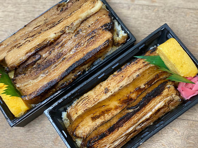 ちゃあ重専門店　蒲や／手前：蒲焼チャーシュー3枚乗せ　竹　￥1,200／奥：極厚蒲焼きチャーシュのせ　極み　￥3,000