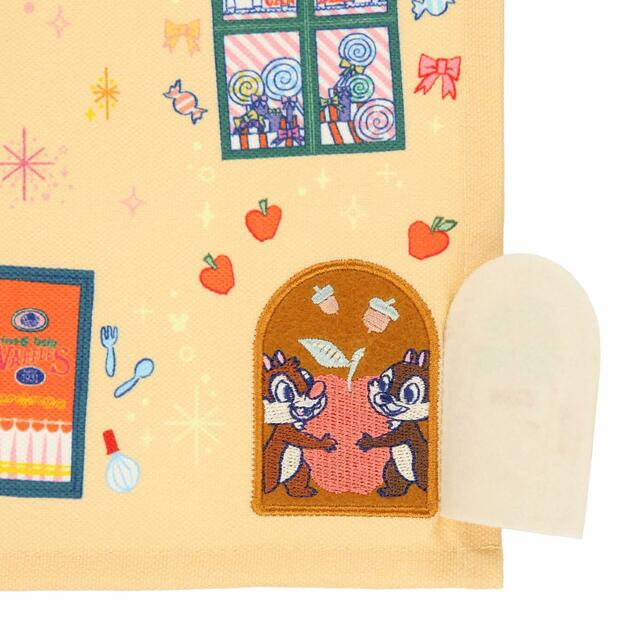 ランチョンマット 1,500円｜東京ディズニーリゾート内の窓やドアがデザインされたグッズ｜販売店舗：東京ディズニーランド「ホームストア」、東京ディズニーシー「エンポーリオ」｜発売日：2023年10月12日（木）