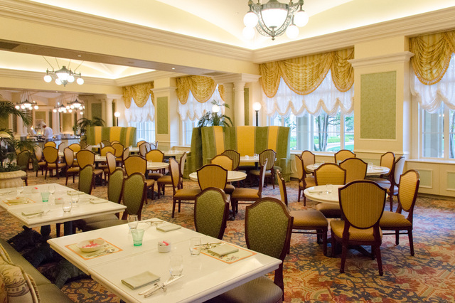 東京ディズニーランドホテル「シャーウッドガーデン・レストラン」店内