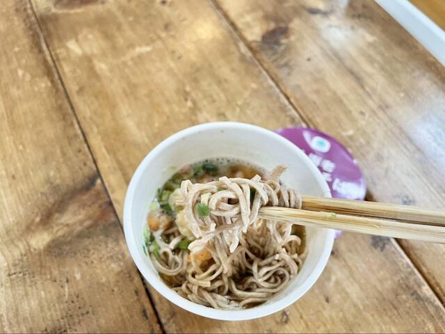 【ファミリーマート 小海老 天ぷらそば】細めのそばが天ぷらに絡んで相性抜群