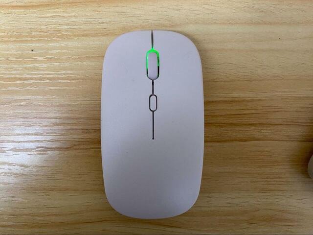 【3COINS リチャージャブルワイヤレスマウス】電源をONにすると緑色に点灯します