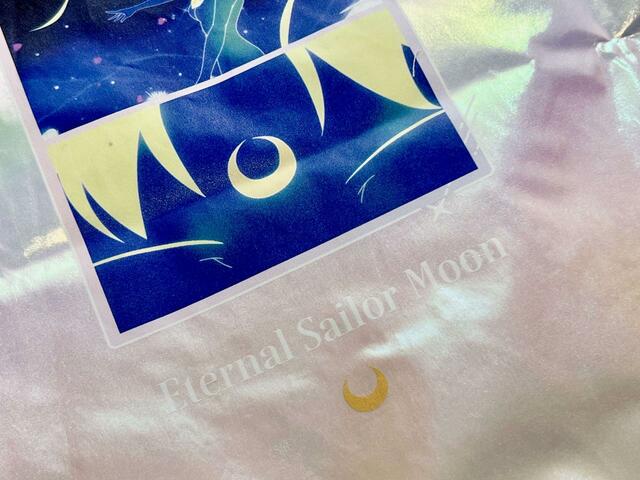 光の当たり方で色が変わるホワイトベースのオーロラカラー♪【3COINS×セーラームーン】エコBAG （B）／550円（税込）