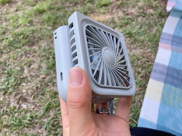 【3COINS 4WAYハンディファン】収納時のサイズは約高さ8.9×幅8×奥行き4.5cmです