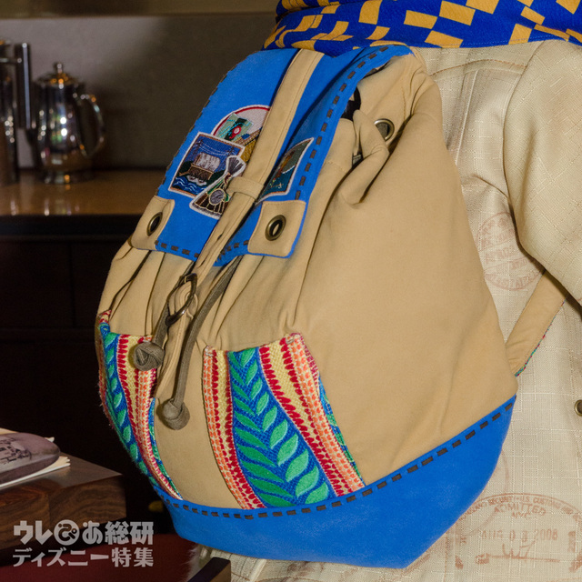 レストラン「ドラゴン・ウィンド」であえる、探検家コスチュームのドナルドダックが背負っているリュックサック｜香港ディズニーランド・リゾート「ディズニー・エクスプローラーズ・ロッジ」