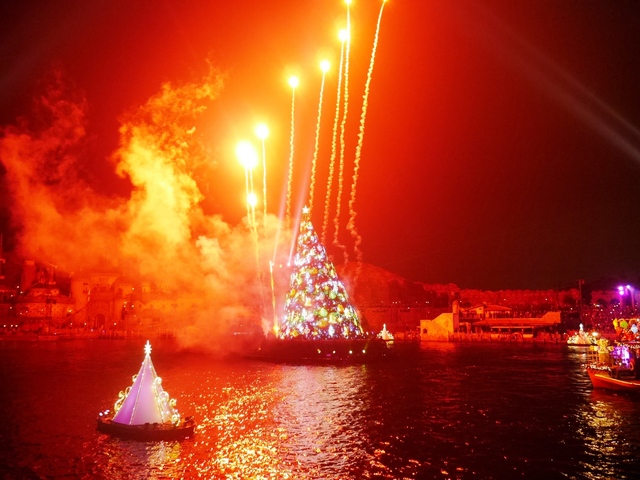 カラー・オブ・クリスマス　クライマックスのパイロ