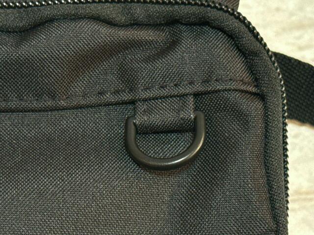 フロントポケットにキーリング付きでチャームがつけられる♪