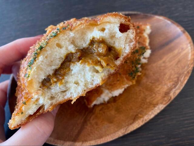 【ヤオコー 自社製 辛口カレーパン】外はカリカリ、中はもっちり