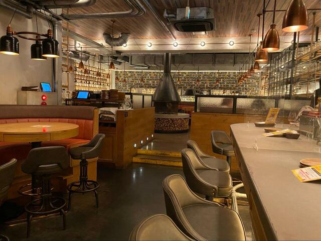 【YONA YONA BEER WORKS 新宿東口店】テーブル席も完備。希望がある場合は事前予約がおすすめ