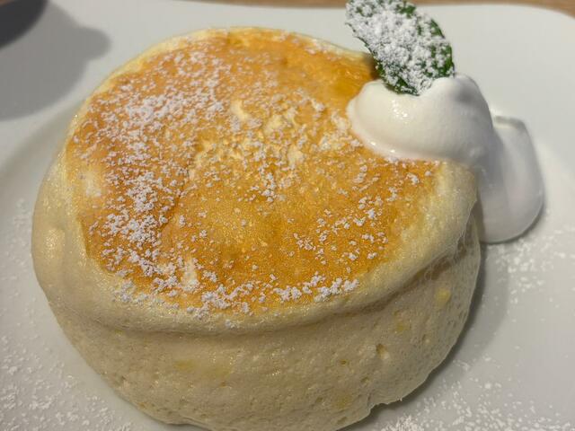 【むさしの森珈琲　フォレストスペシャル】熱々のパンケーキと冷たいクリームという組み合わせも良いですね