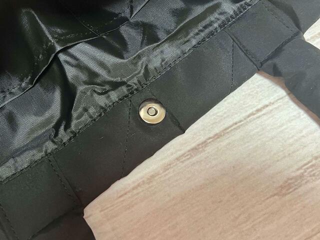 バッグの口にはマグネットボタン付き。中身が見えないので安心！