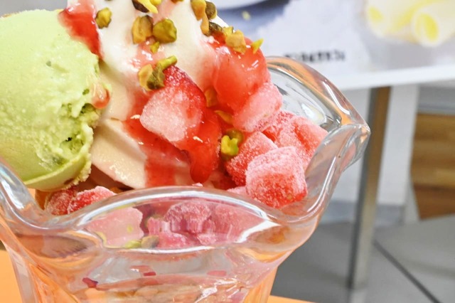 【サンマルクカフェ】「ストロベリー＆ピスタチオアイスのX'mas ケーキパフェ」のダイス状のストロベリー