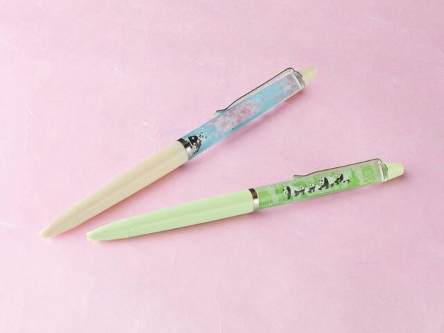 「『上野パンダファミリー フローティングペン』（さくら/さんぽ）」＜各 税込1,320円＞【上野案内所 2024年春の新作パンダグッズ】アップ」【上野案内所 2024年春の新作パンダグッズ】