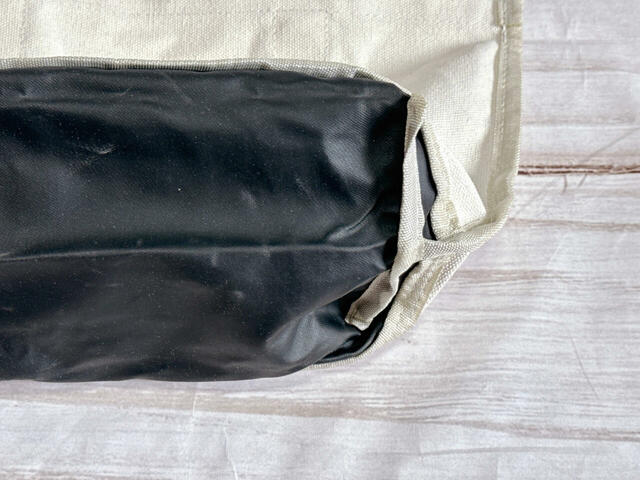 底面の内側にはPVC貼りのような加工が施されています