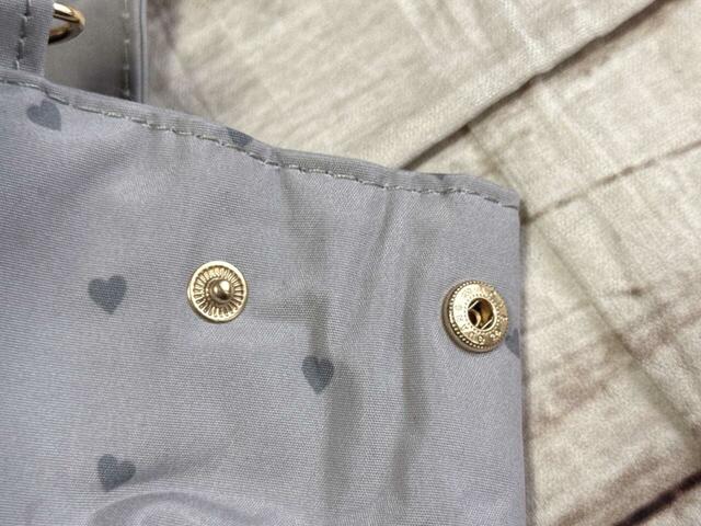 サイドのスナップボタンでバッグのシルエットが変えられます