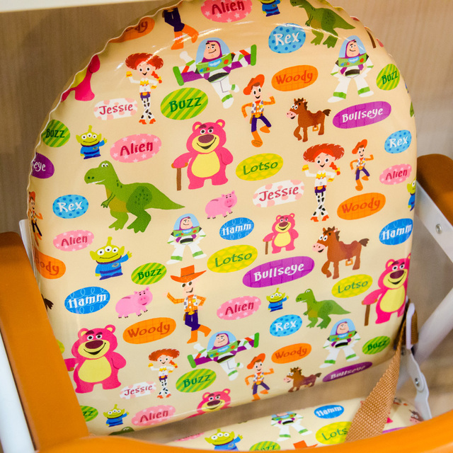 男の子も女の子も使えるトイ・ストーリ－柄と、プリンセス柄の二種類展開。