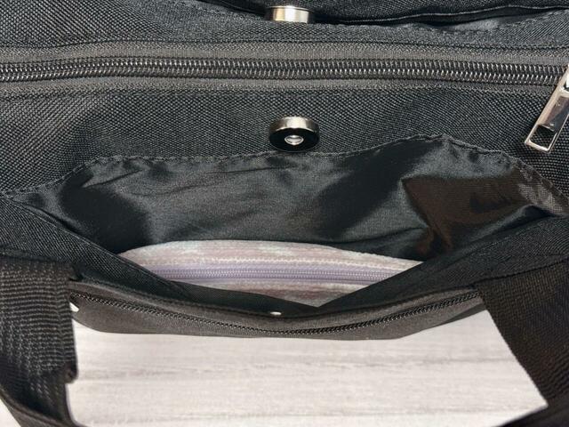 メイン収納のバックのスナップボタン付きポケットにはミニポーチを収納