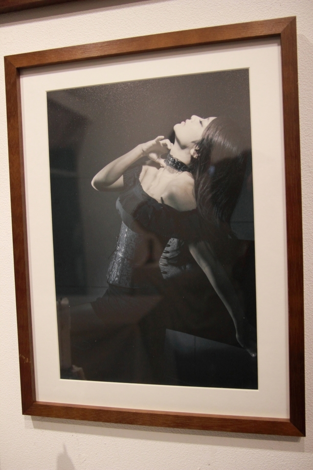 【お耽美写真家 憬-Kay-】お耽美写真家 憬-Kay-さんは写真作品を展示販売。憬さんが撮影した首輪女子たちは、何度見ても息を呑むような妖艶さを醸し出している。