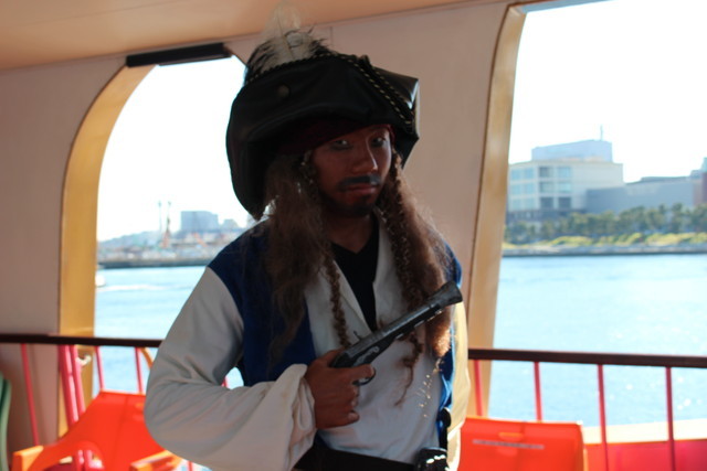 海賊・・・ではなく社員の武藤さん。海賊役は日替わりで社員さんが扮するそう。