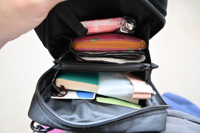 【『SNOOPY JOE COOL めっちゃ整う！オールインショルダーバッグ BOOK』（宝島社）】ポーチも文具もカード類も、スマホも文庫本まで！？