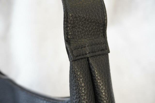 持ち手の縫製もしっかりしている【CLANE（クラネ）】「ラウンドショルダーバッグ」価格：3,278円（税込）発売日：2023年7月13日