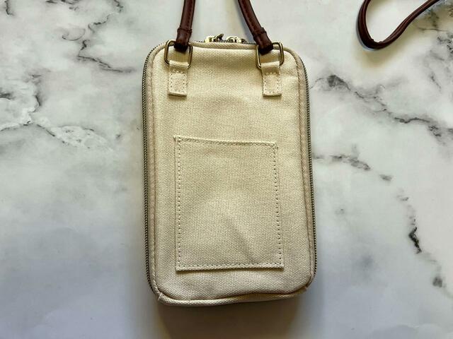 バックにはポケットが1つ