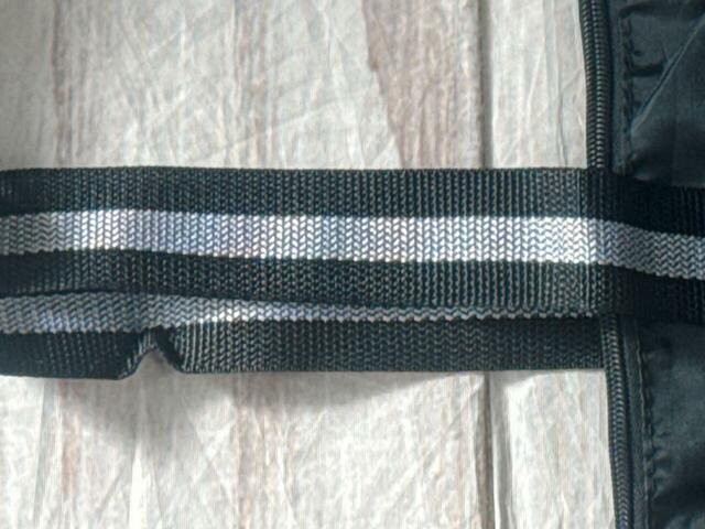 持ち手はブラック×グレーのストライプでおしゃれ