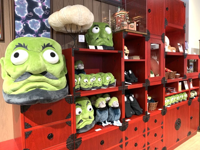 湯婆婆のかぶりものやカシラのぬいぐるみも