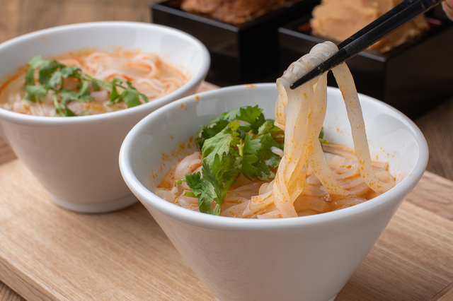 パクチーと海老味噌香るトムヤムクンフォー