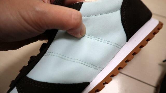 【ユニクロC コンビネーションスニーカー】甲材のメイン素材はポリエステル。触れてみるととてもソフトです♪